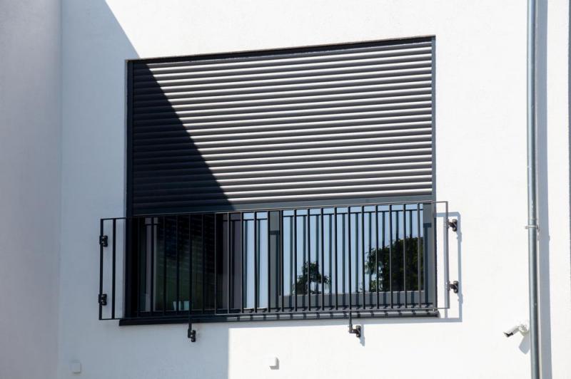 Pose de stores &agrave; Saint-Jean-de-Luz : confort et esth&eacute;tique garantis