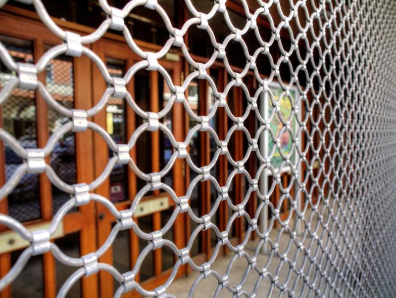 Bien choisir ses rideaux m&eacute;talliques &agrave; Saint-Jean-de-Luz